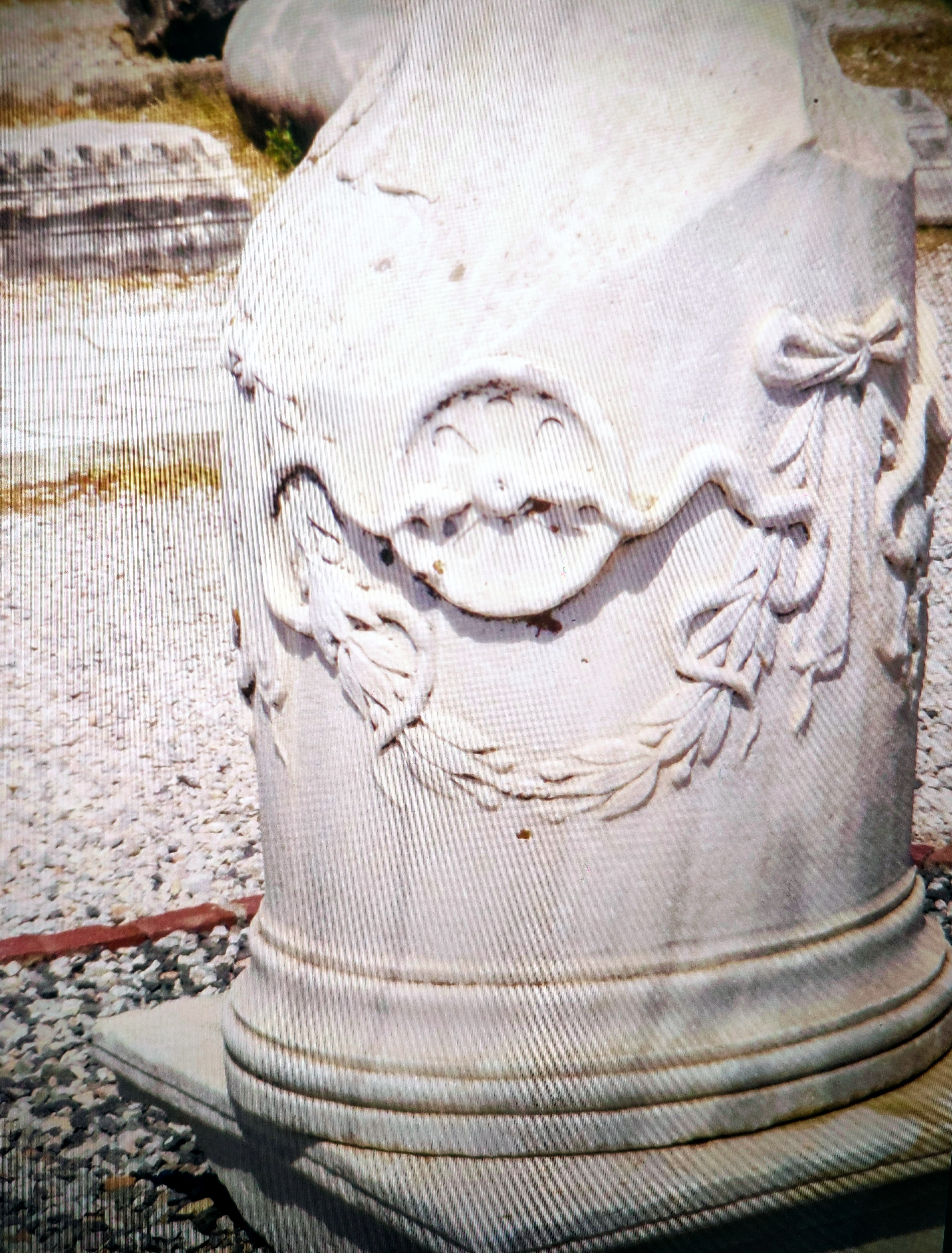 Columna del ASKLEPEION de Pérgamo con las serpientes y la copa