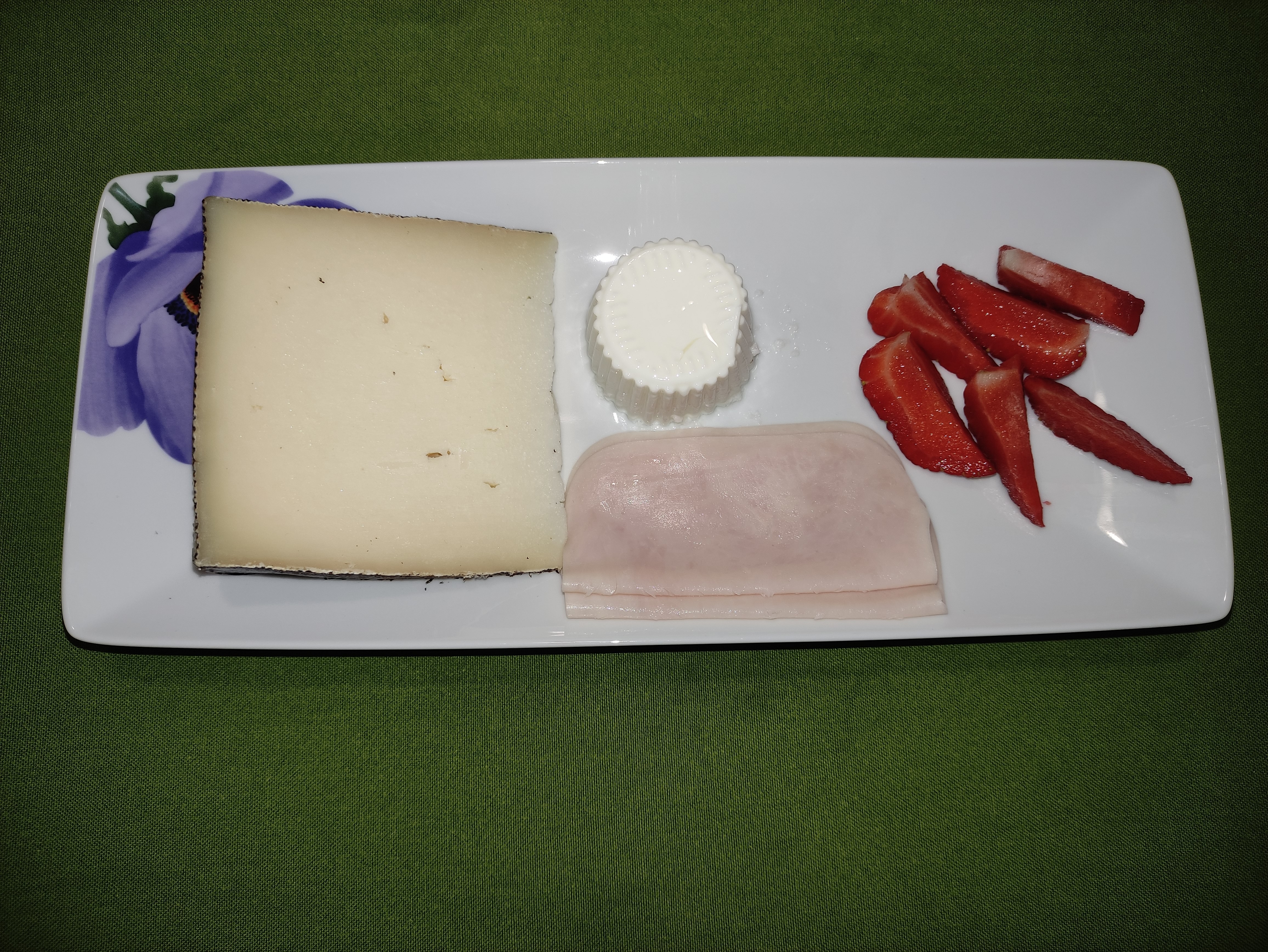 Alimentos que pueden transmitir listeria: quesos no pasteurizados, embutidos y frutas precortadas no refrigeradasos